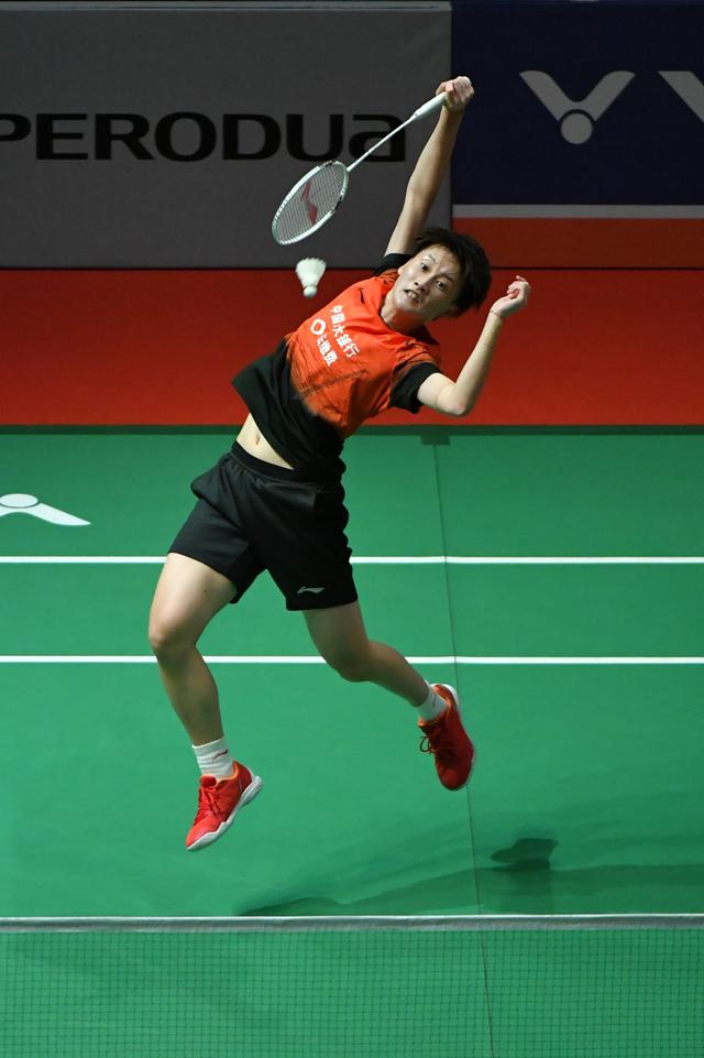 她以稳健的 她以稳健的