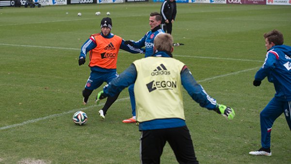 而其背后的 而其背后的