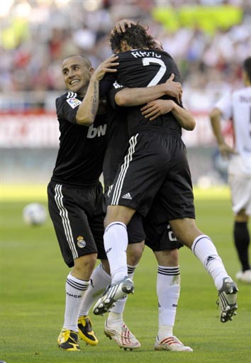 中超：无缘首胜 青岛海牛队0-1深圳新鹏程队.