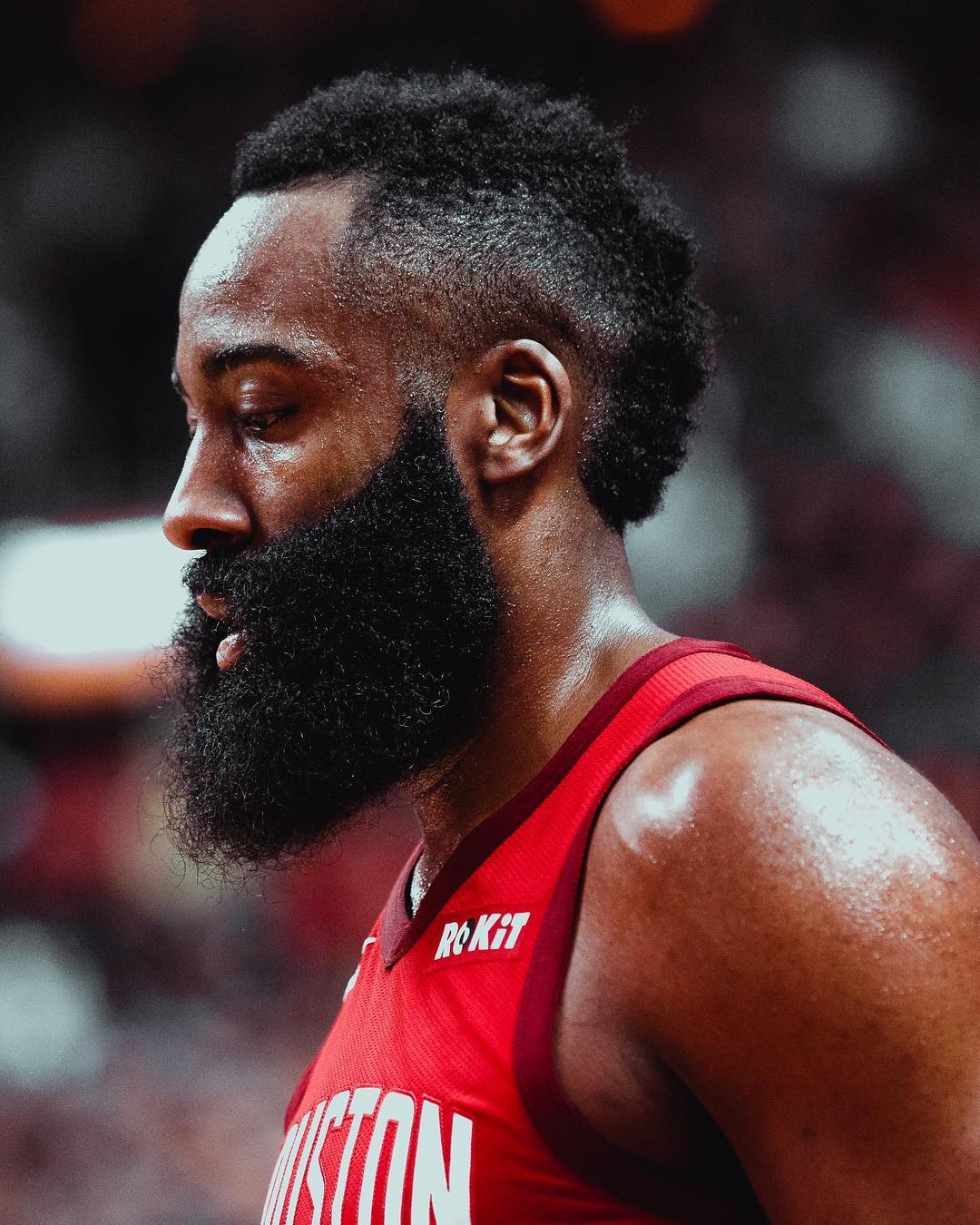 具威胁的持 具威胁的持